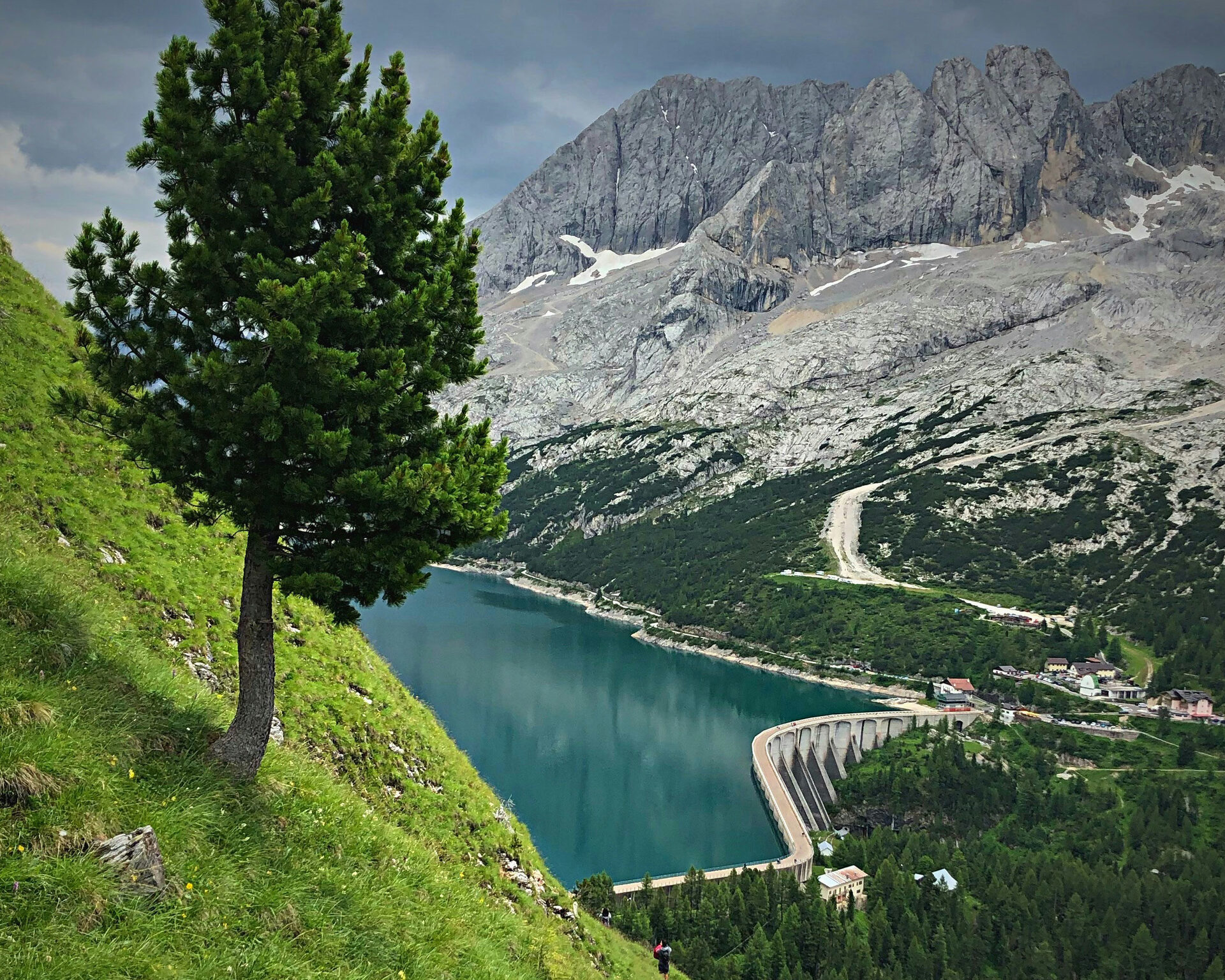 Vue sur le massif de la Marmolada et le lac de Fedaia, près de Canazei