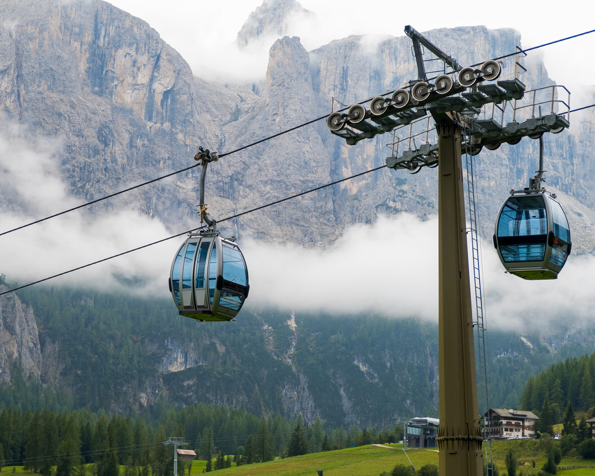 Une télécabine dans les Dolomites face aux falaises du massif du Sella