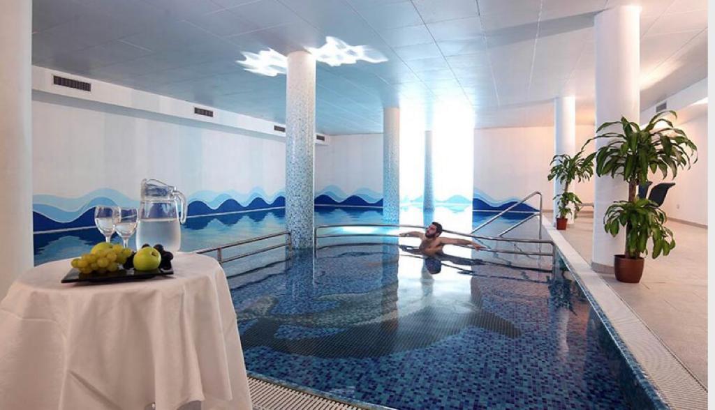 La piscine couverte chauffée de l’hôtel