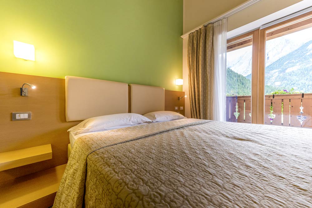 Une chambre avec balcon et vue sur les montagnes